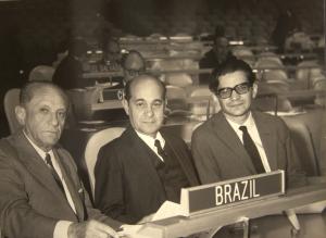 Jeronimo Moscardo, o primeiro da direita para a esquerda, usando óculos, participa de delegação brasileira em missão na ONU. Ao seu lado está o político Tancredo Neves.